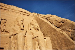 Abu Simbel, con las estatuas de Ramses II en una foto de Tamer Ewida.